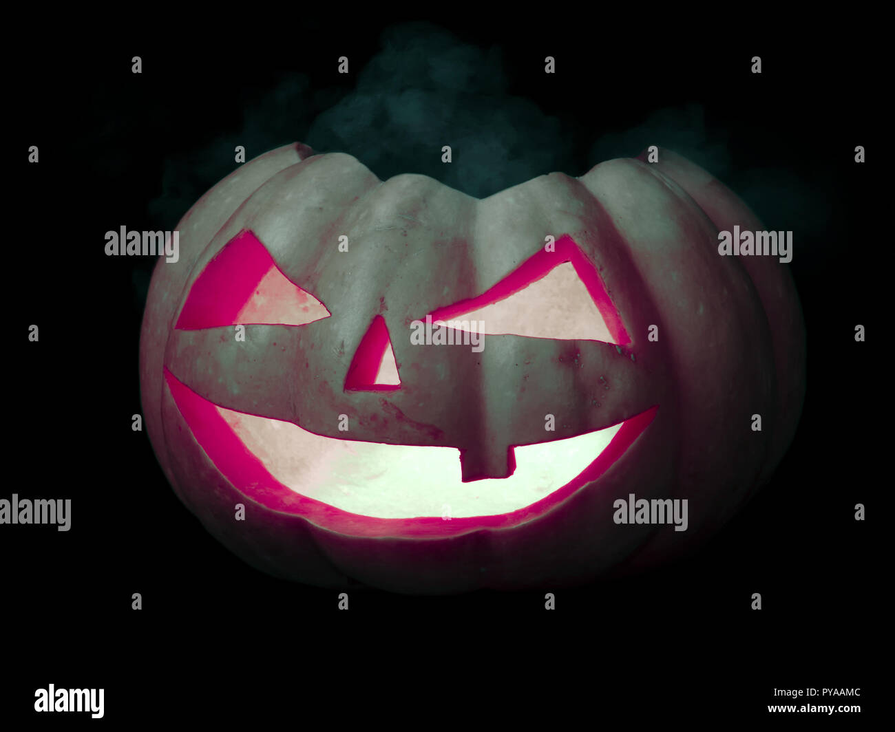 Halloween Kürbis scary face Jack o Lanternon auf dunklem Hintergrund Stockfoto