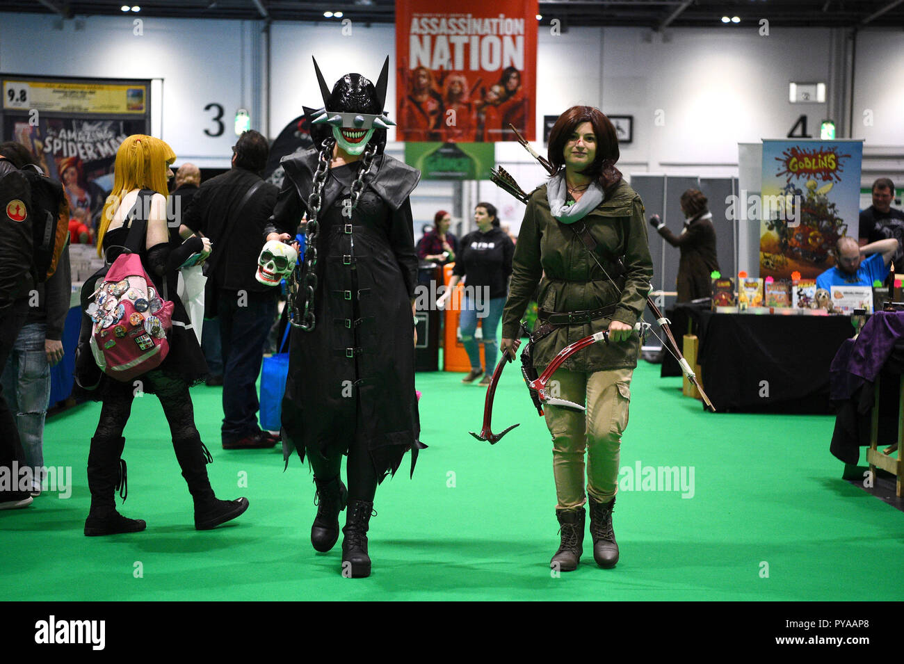 Cosplayer kommen an der London Comic Con im ExCel London. Stockfoto