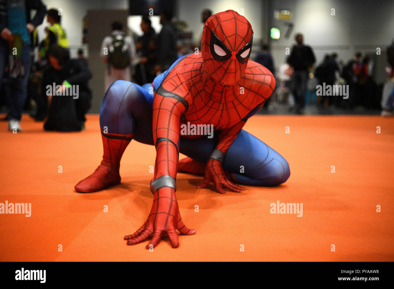 Ein cosplayer gekleidet wie Spiderman an der London Comic Con im ExCel London. Stockfoto