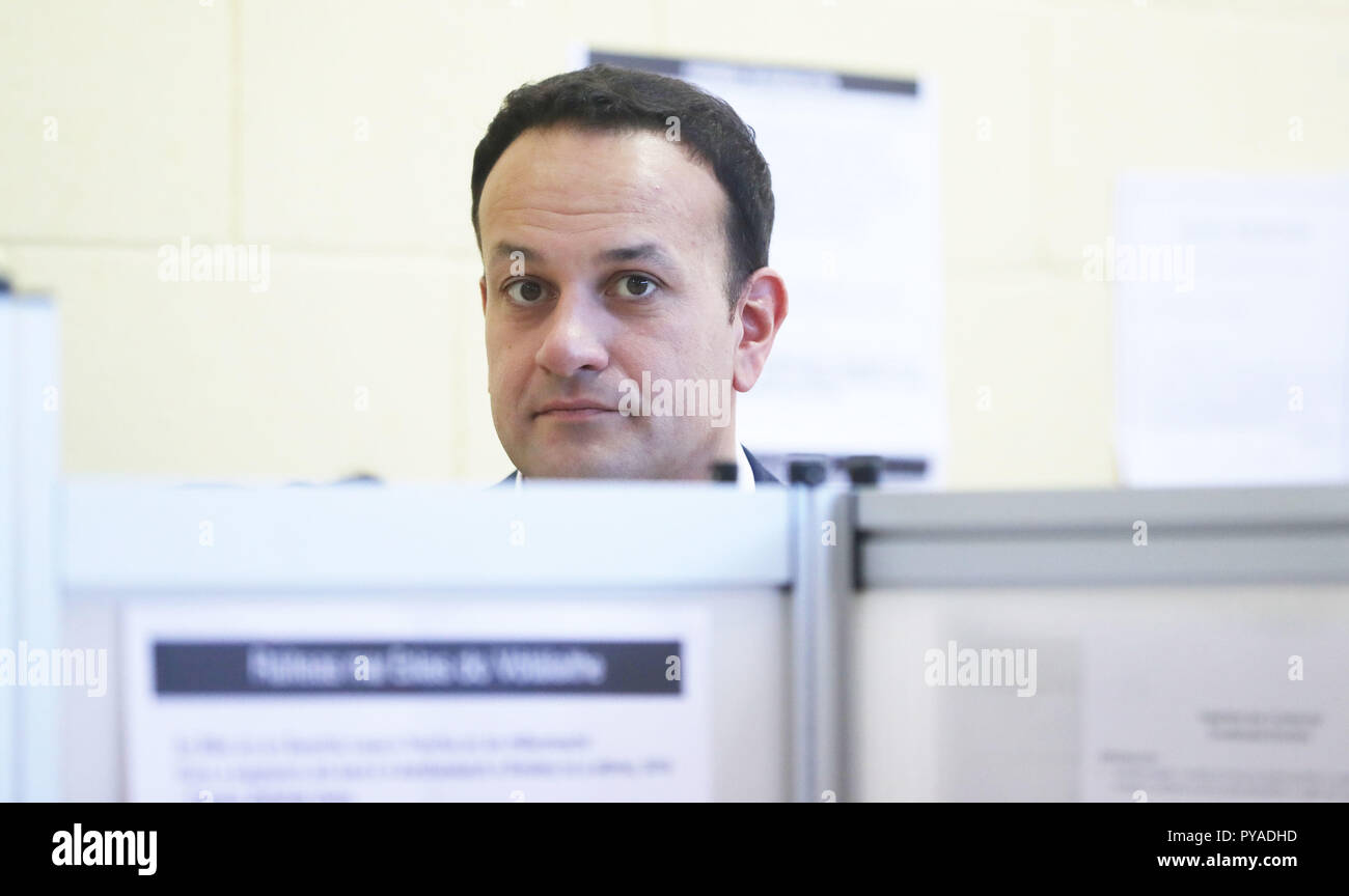 Taoiseach Leo Varadkar wirft seine Stimme in der Irischen Präsidentenwahl an der Hauptschule Thomais, Castleknock, Dublin. Stockfoto