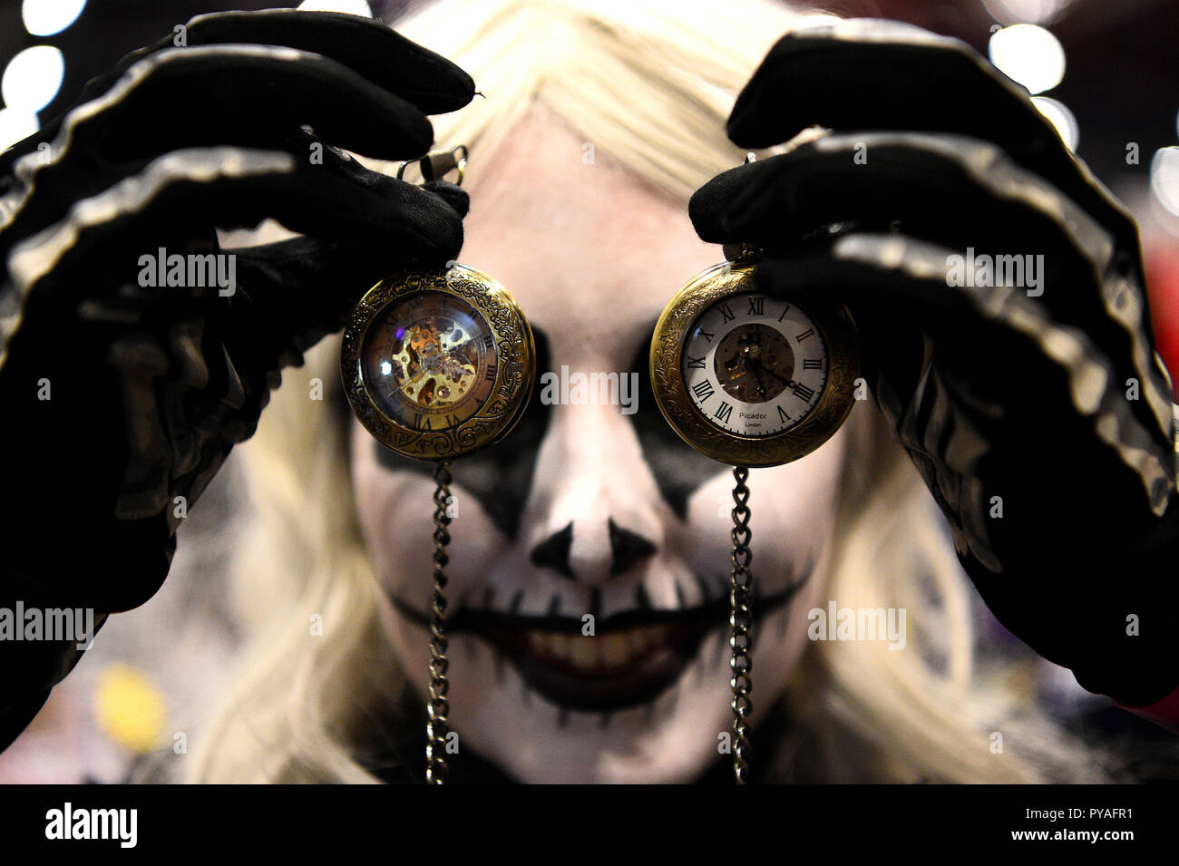 Ein cosplayer auf der London Comic Con im ExCel London, hält ein paar Taschenuhren als eine Erinnerung daran, dass die Uhren um eine Stunde auf 2 Uhr am 29. Oktober als die Sommerzeit zu Ende geht. Stockfoto
