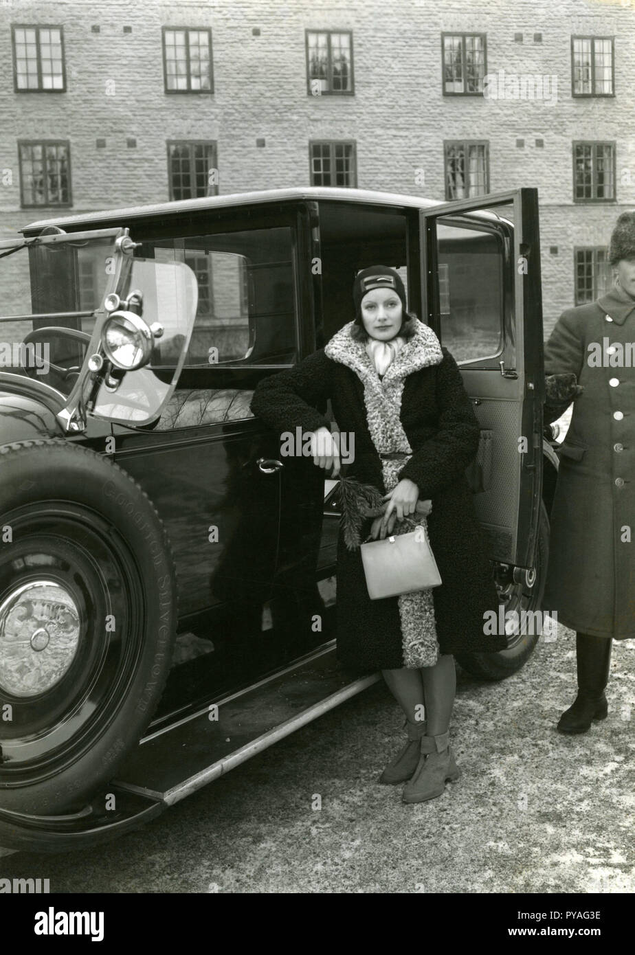 Schwedische Schauspielerin Greta Garbo. 1905-1990. Schwedische Schauspielerin mit ihrer Herrlichkeit Tage während der 1920er und 1930er Jahre. Sie zog sich vom Bildschirm im Alter von 35 Jahren nach dem Handeln in 28 Filmen. Hier sehen Sie, wenn Sie auf Urlaub in Stockholm 1935 und posiert für die Fotografen auf halbem Weg in ein Taxi. Stockfoto