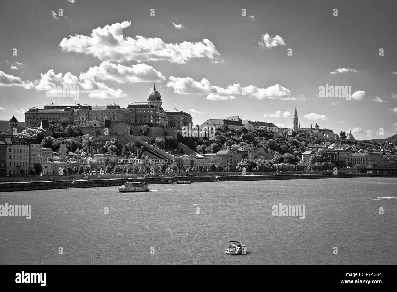 Budapest, die Hauptstadt Ungarns, ist durch die Donau halbiert. Die aus dem 19. Jahrhundert Chain Bridge verbindet das hügelige Buda Bezirk mit flachen Pest. Stockfoto
