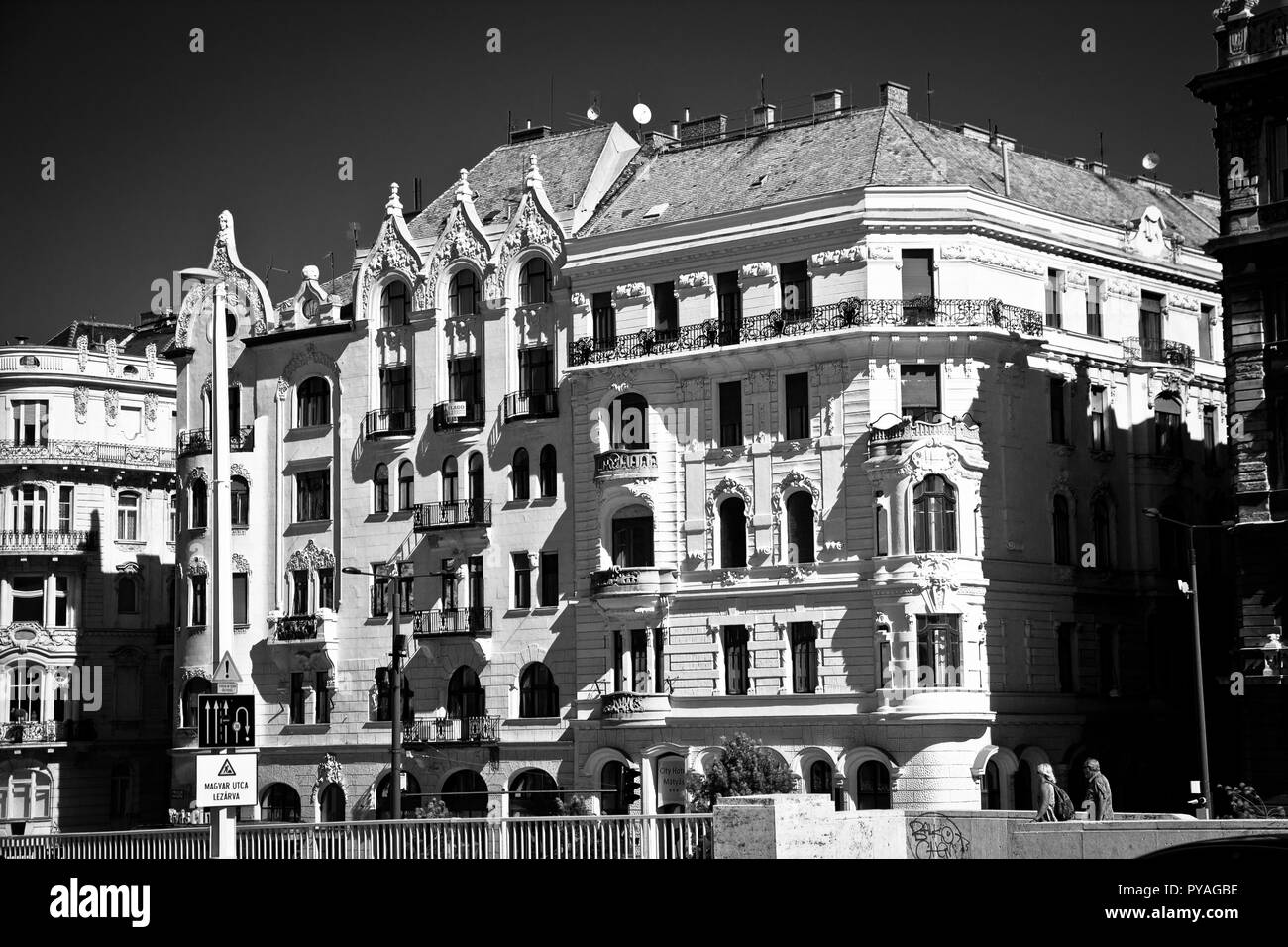 Budapest, die Hauptstadt Ungarns, ist durch die Donau halbiert. Die aus dem 19. Jahrhundert Chain Bridge verbindet das hügelige Buda Bezirk mit flachen Pest. Stockfoto
