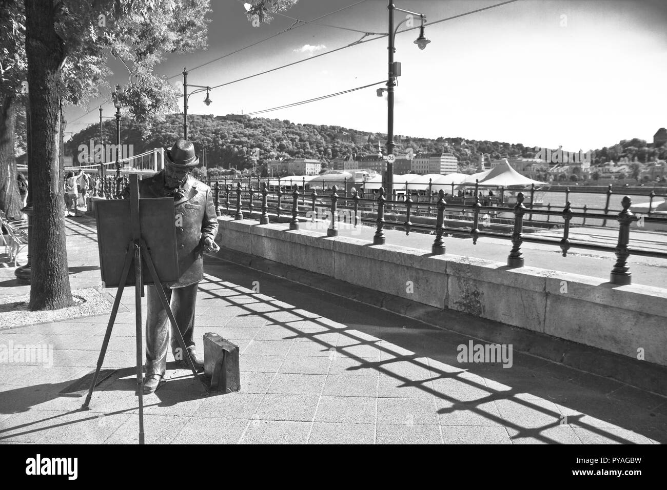Budapest, die Hauptstadt Ungarns, ist durch die Donau halbiert. Die aus dem 19. Jahrhundert Chain Bridge verbindet das hügelige Buda Bezirk mit flachen Pest. Stockfoto