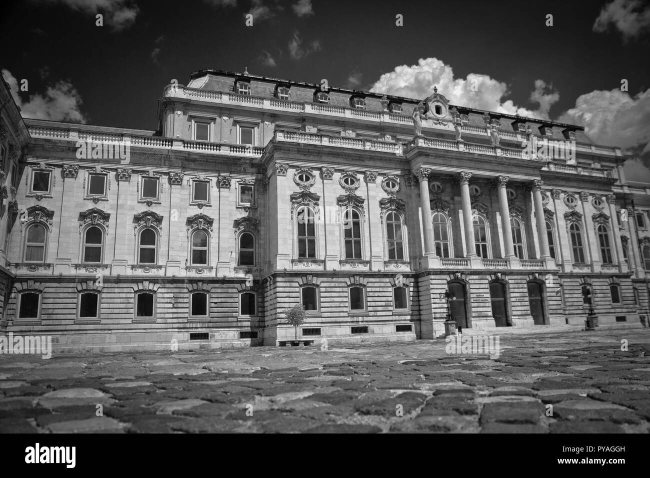 Budapest, die Hauptstadt Ungarns, ist durch die Donau halbiert. Die aus dem 19. Jahrhundert Chain Bridge verbindet das hügelige Buda Bezirk mit flachen Pest. Stockfoto