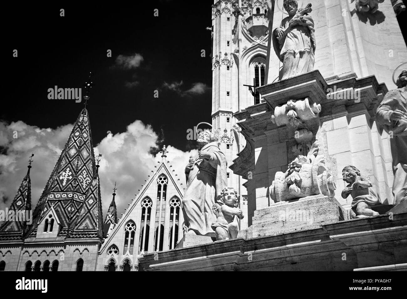 Budapest, die Hauptstadt Ungarns, ist durch die Donau halbiert. Die aus dem 19. Jahrhundert Chain Bridge verbindet das hügelige Buda Bezirk mit flachen Pest. Stockfoto