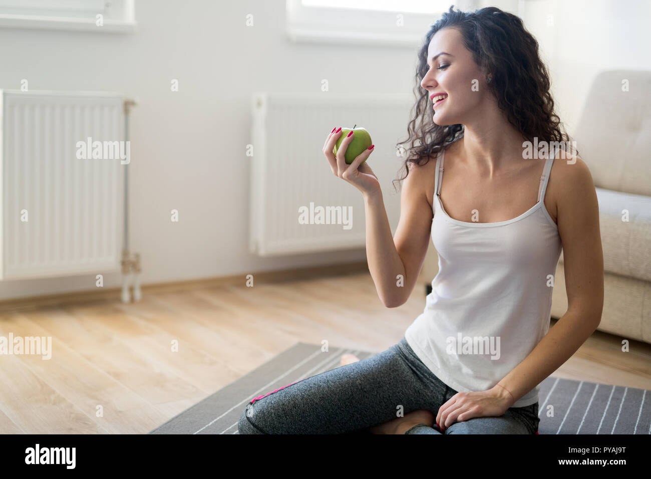 Fitness Frau essen gesund essen nach dem Training Stockfoto