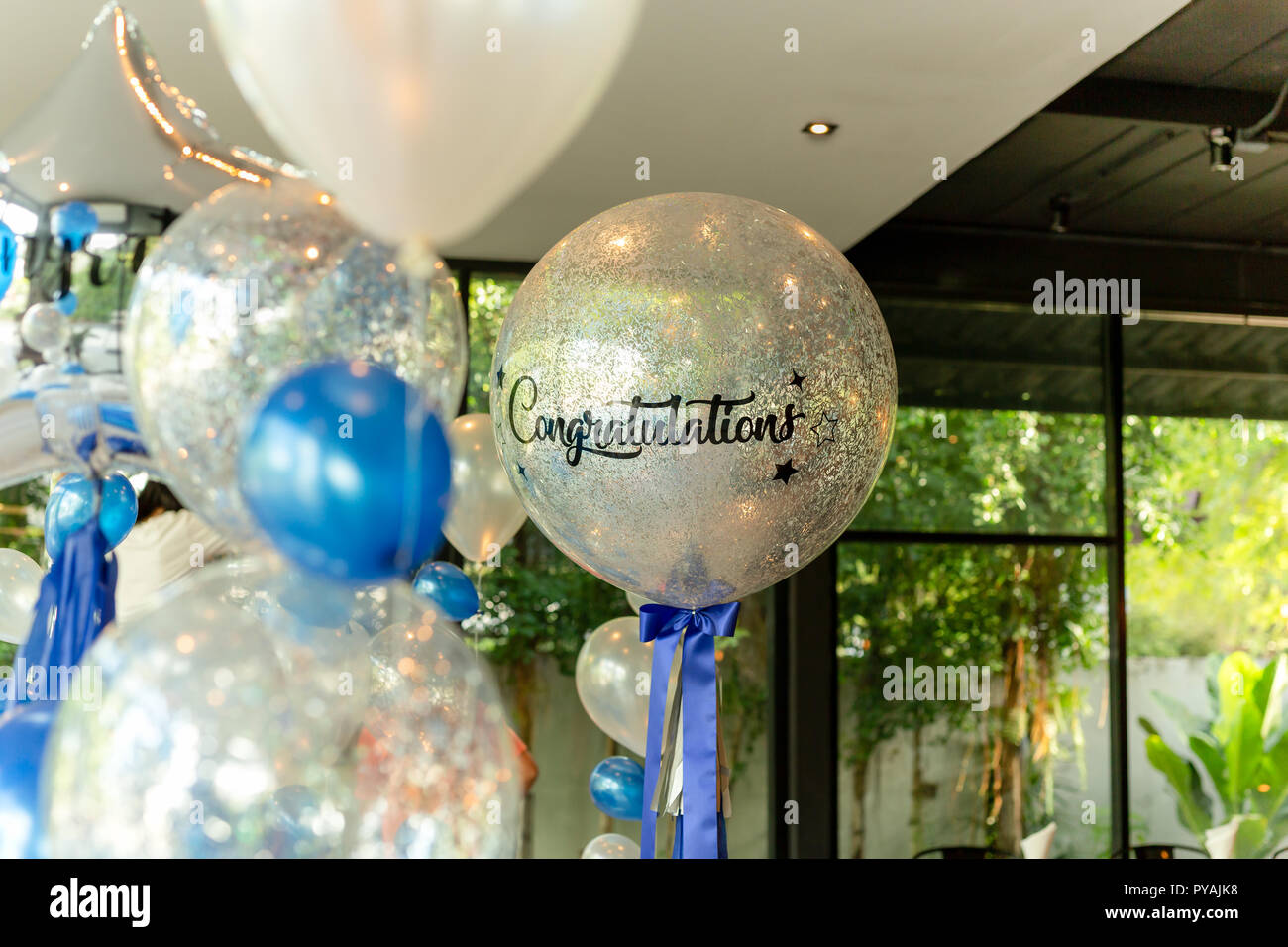 Luftballons mit Wort herzlichen Glückwunsch zu Ballon Dekoration im Restaurant. Stockfoto