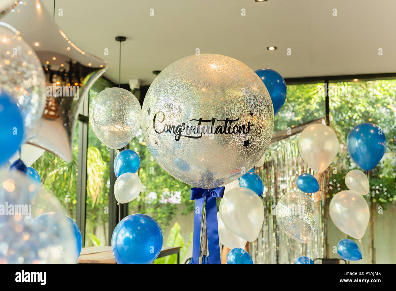 Luftballons mit Wort herzlichen Glückwunsch zu Ballon Dekoration im Restaurant. Stockfoto