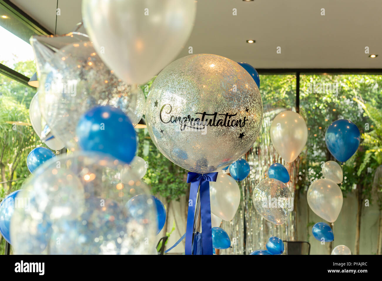 Luftballons mit Wort herzlichen Glückwunsch zu Ballon Dekoration im Restaurant. Stockfoto