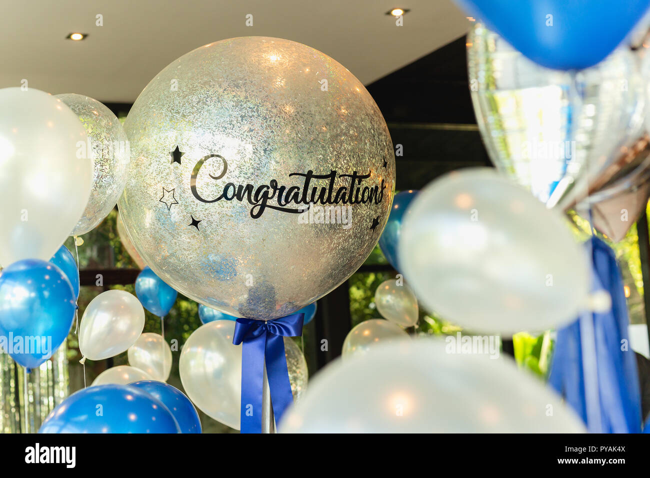 Luftballons mit Wort herzlichen Glückwunsch zu Ballon Dekoration im Restaurant. Stockfoto