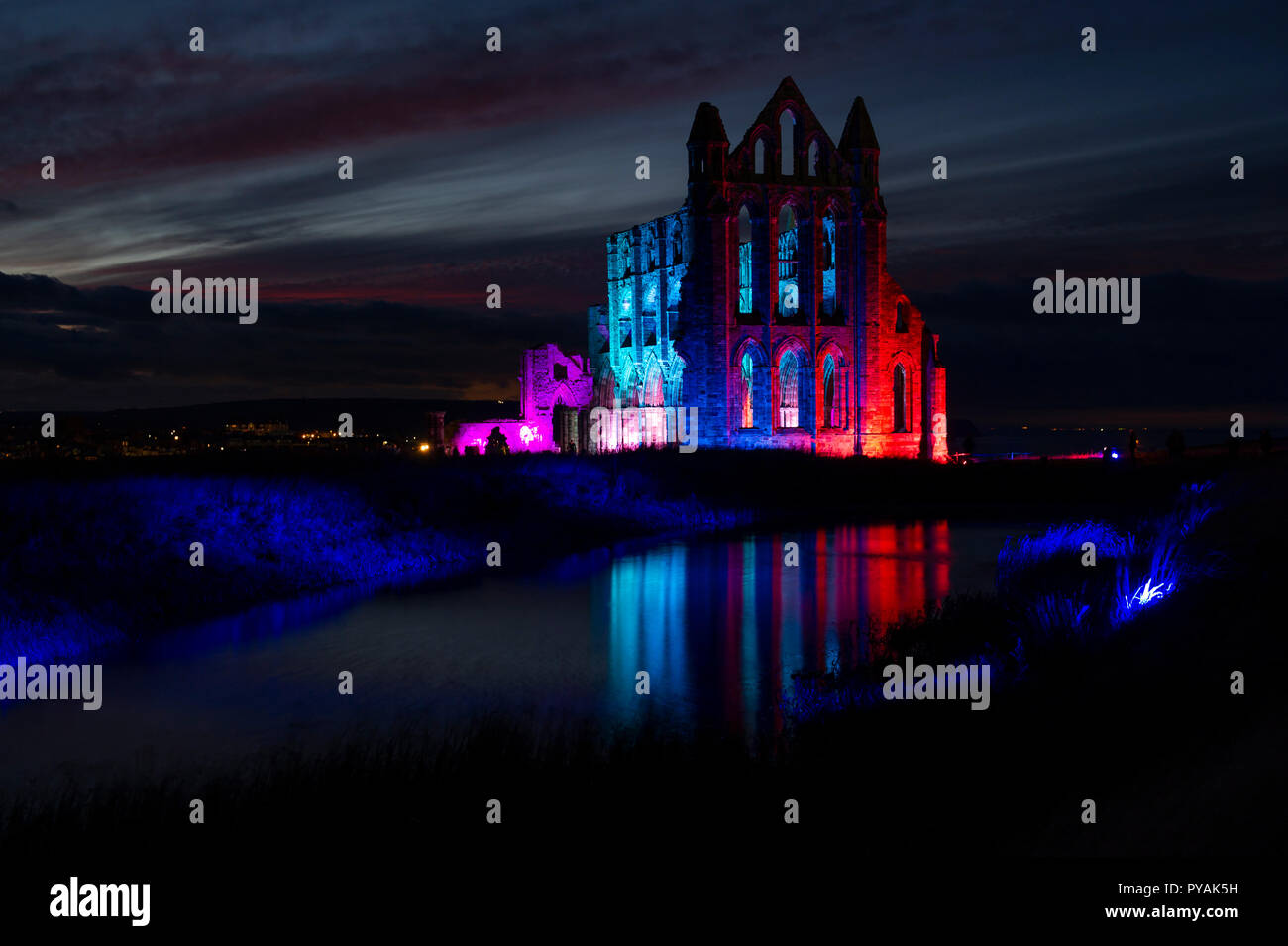 Beleuchtete Whitby Abbey in Whitby, North Yorkshire Stockfoto