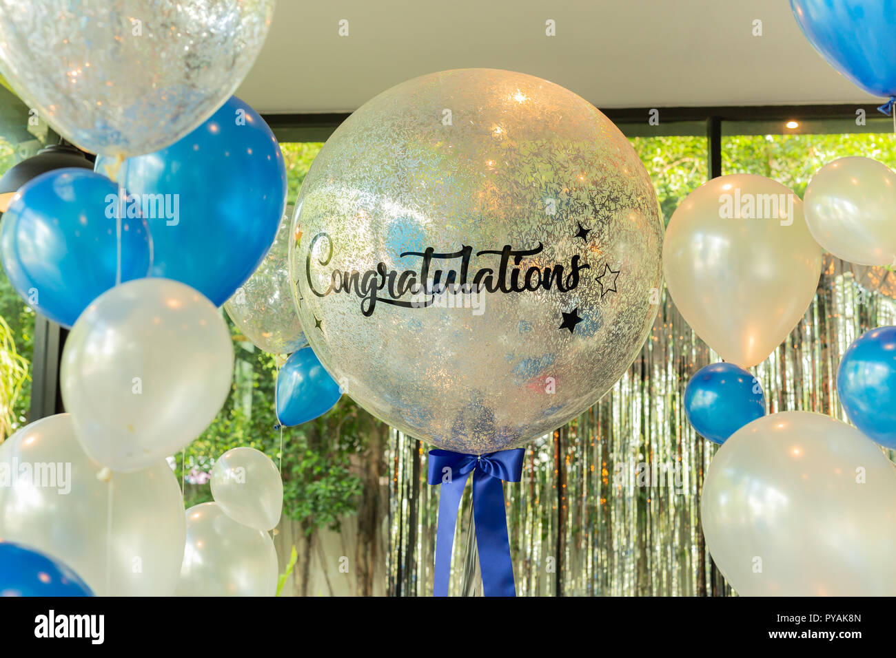 Luftballons mit Wort herzlichen Glückwunsch zu Ballon Dekoration im Restaurant. Stockfoto