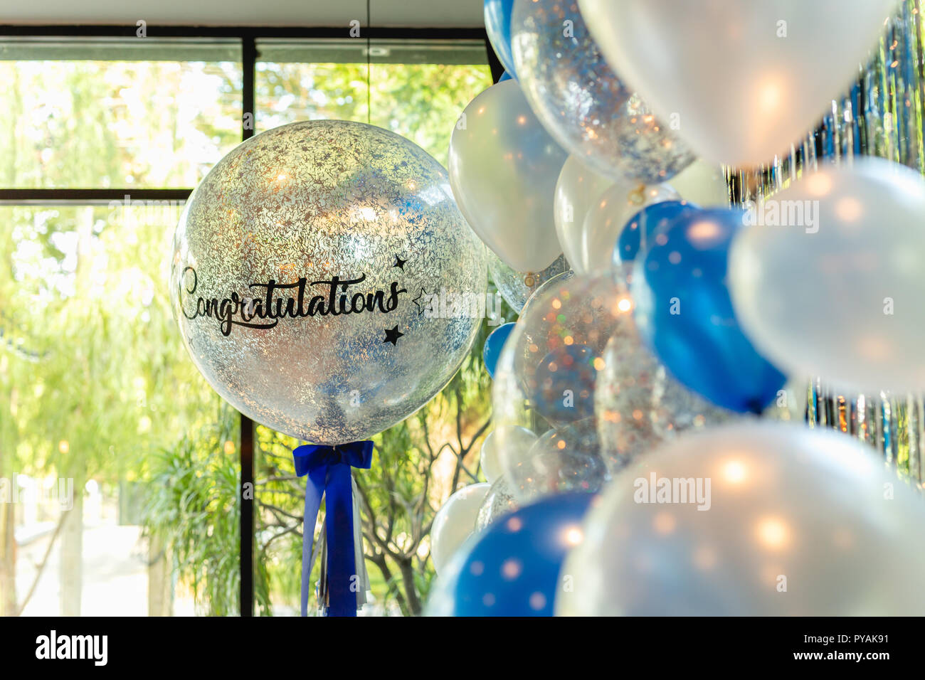 Luftballons mit Wort herzlichen Glückwunsch zu Ballon Dekoration im Restaurant. Stockfoto