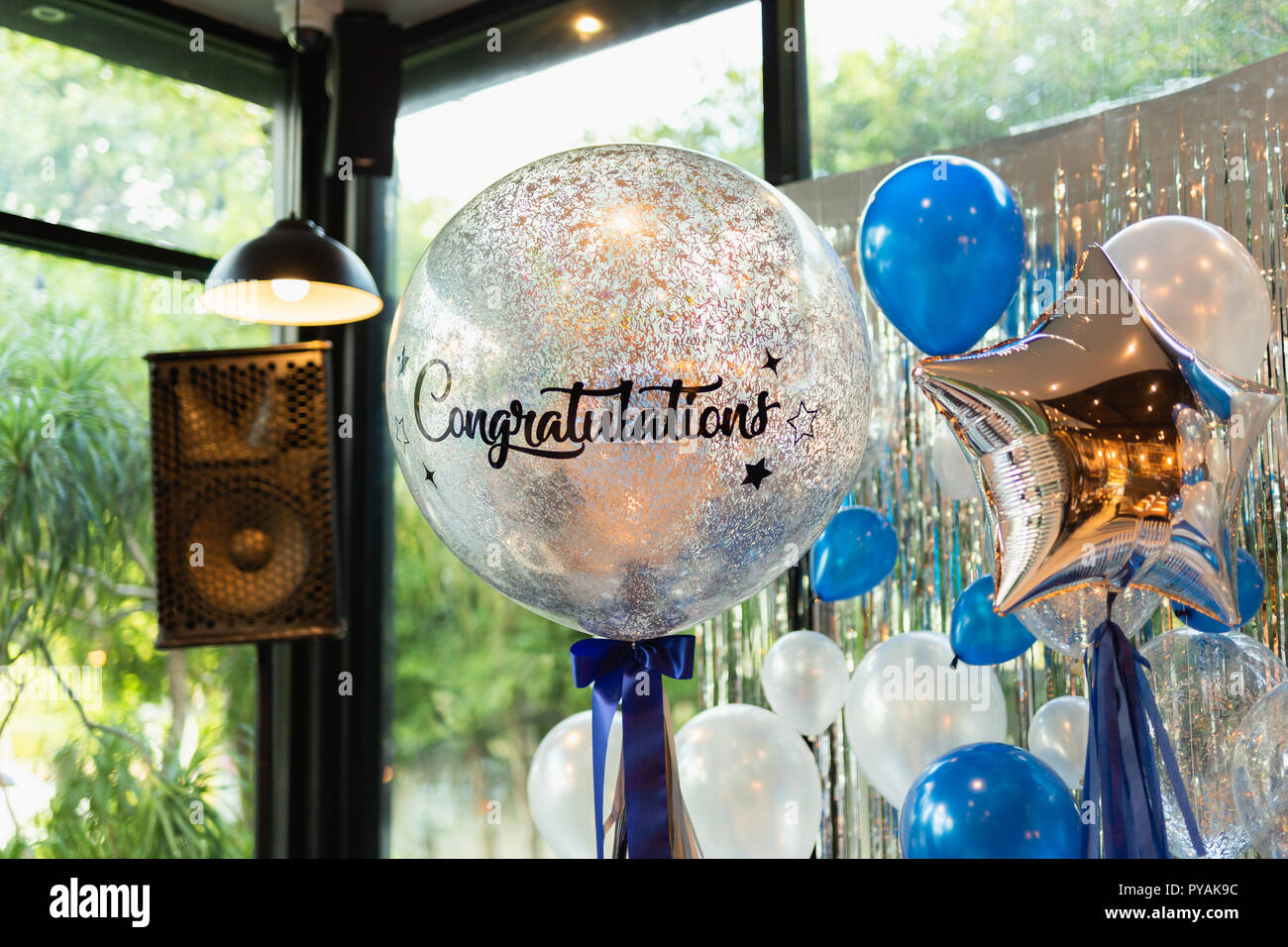 Luftballons mit Wort herzlichen Glückwunsch zu Ballon Dekoration im Restaurant. Stockfoto