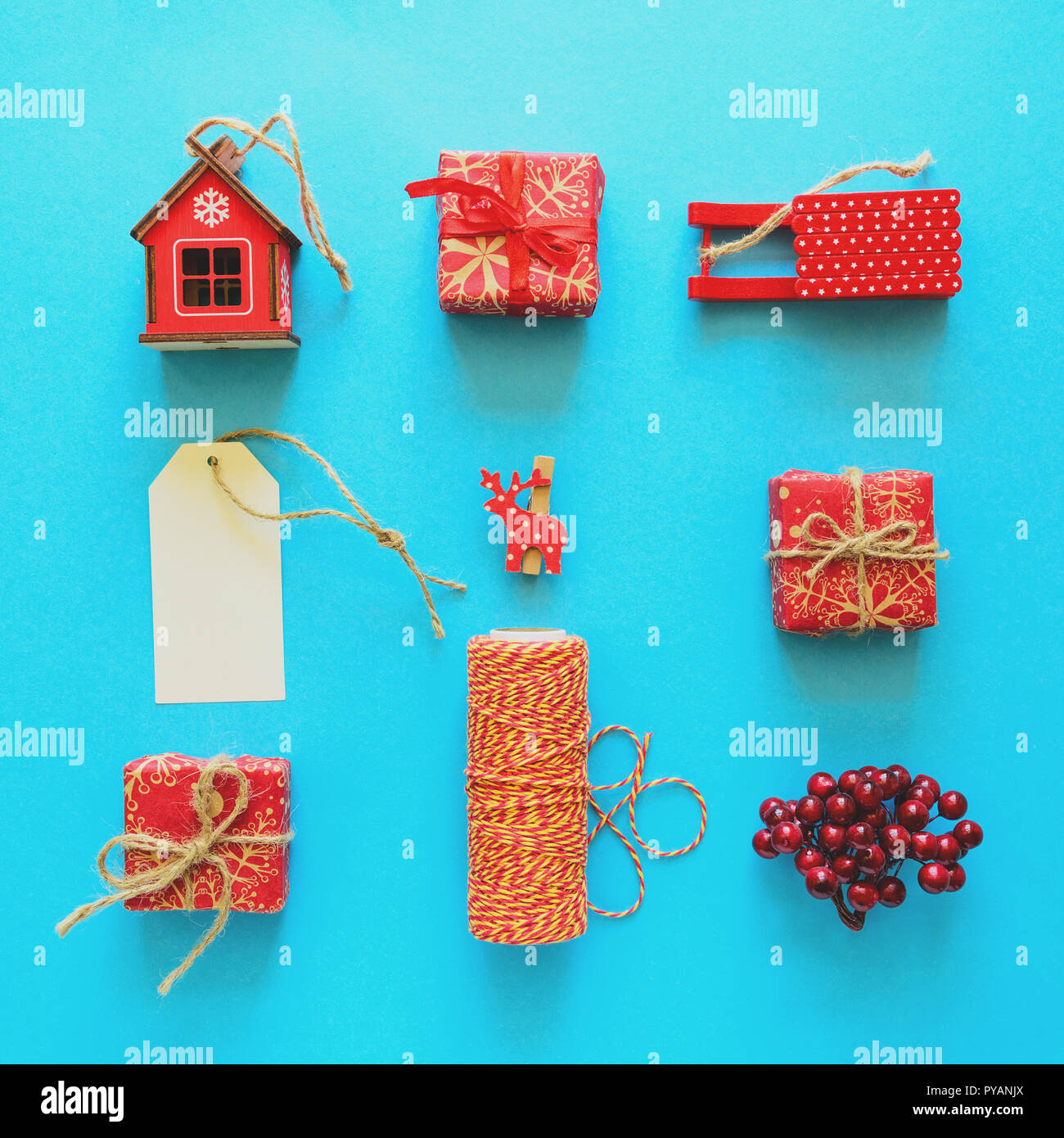 Red christmas Geschenkboxen und Dekorationen auf blauem Hintergrund. Flach. Ansicht von oben. Getönt Stockfoto