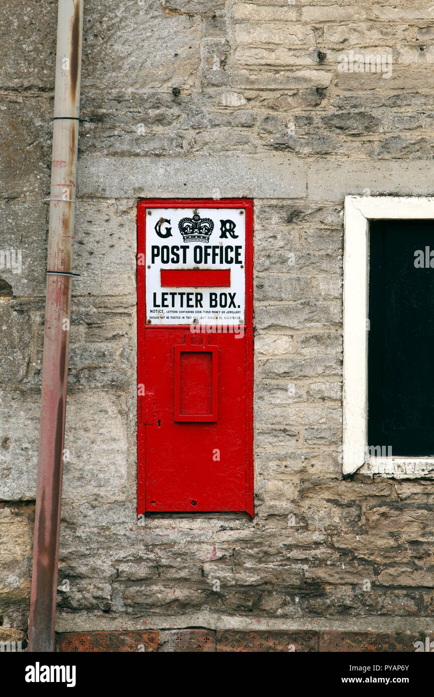 George Regina, roten Briefkasten in einer Steinmauer gesetzt. Stockfoto