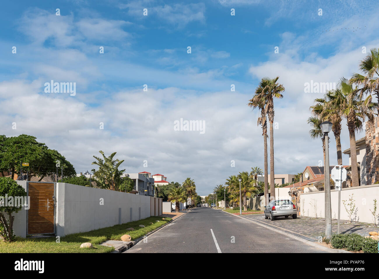 Kapstadt, Südafrika, 14. AUGUST 2018: eine Straße, Szene, mit luxuriösen Häuser und Fahrzeuge sichtbar, in Bloubergstrand Stockfoto