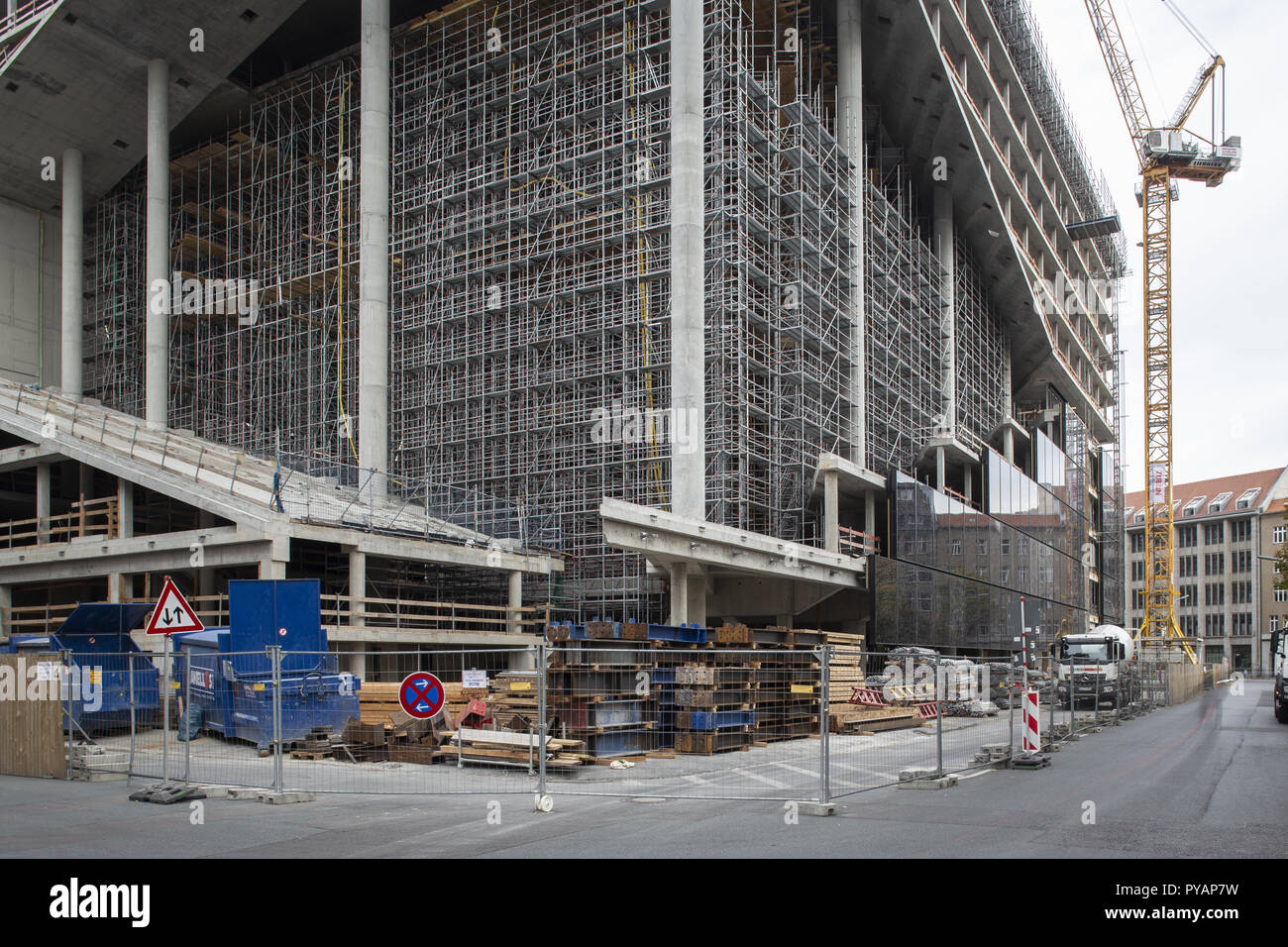 09.10.2018, Berlin: Die Baustelle des Neubau des Axel-Springer-Verlags. Der Neubau wurde von dem Architekten Rem Koolhaas entworfen. Foto: Wolfram Kastl/dpa | Verwendung weltweit Stockfoto