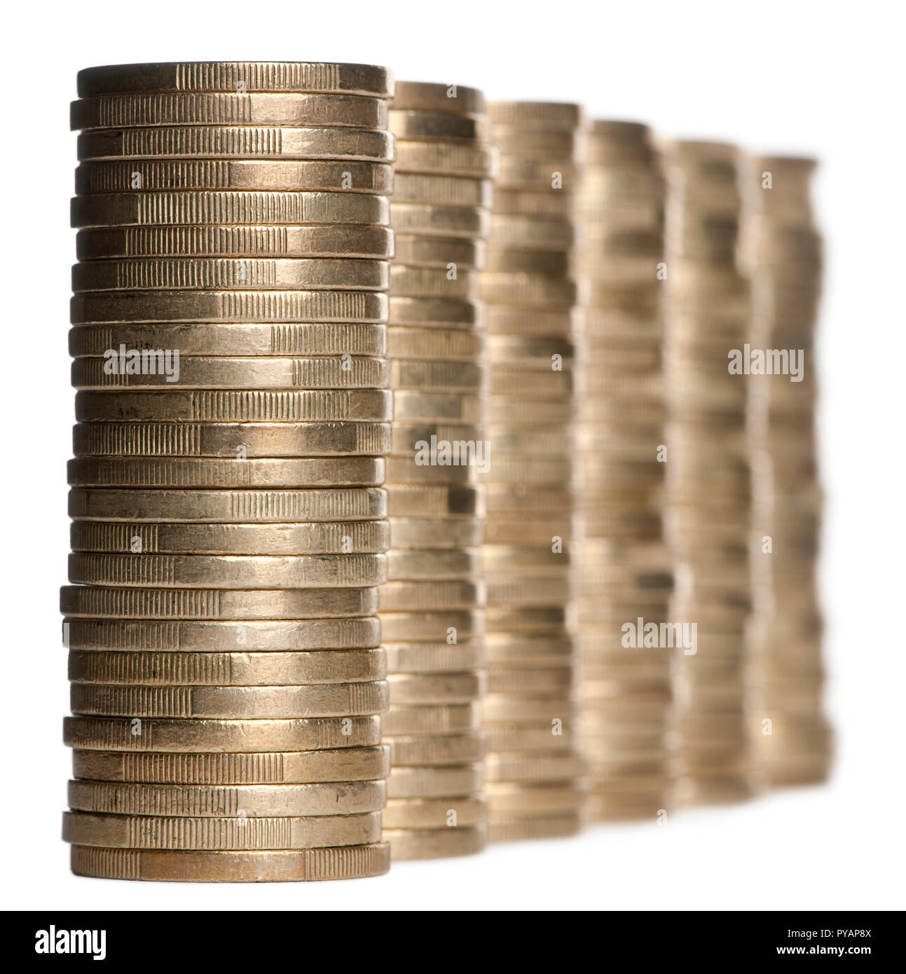 Stapel von 1 Euro Münzen vor weißem Hintergrund Stockfoto