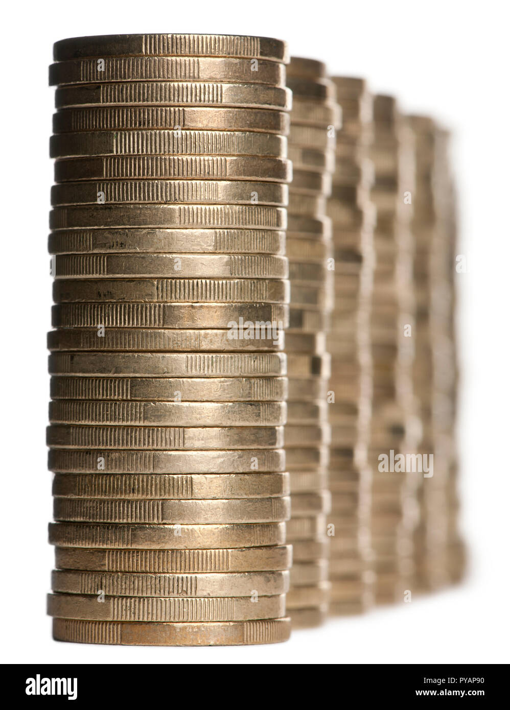 Stapel von 1 Euro Münzen vor weißem Hintergrund Stockfoto