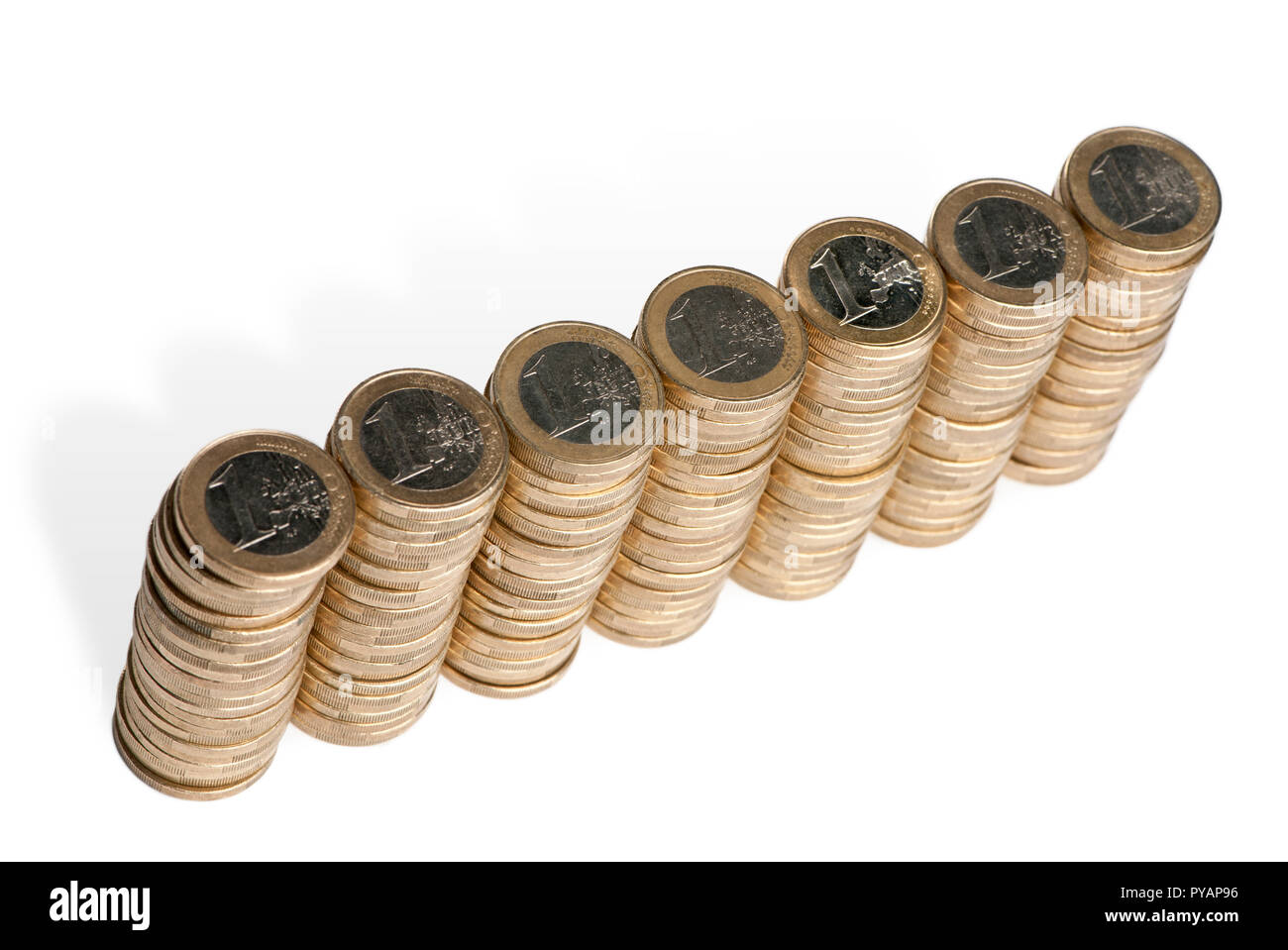 Stapel von 1 Euro Münzen vor weißem Hintergrund, hohe Betrachtungswinkel Stockfoto