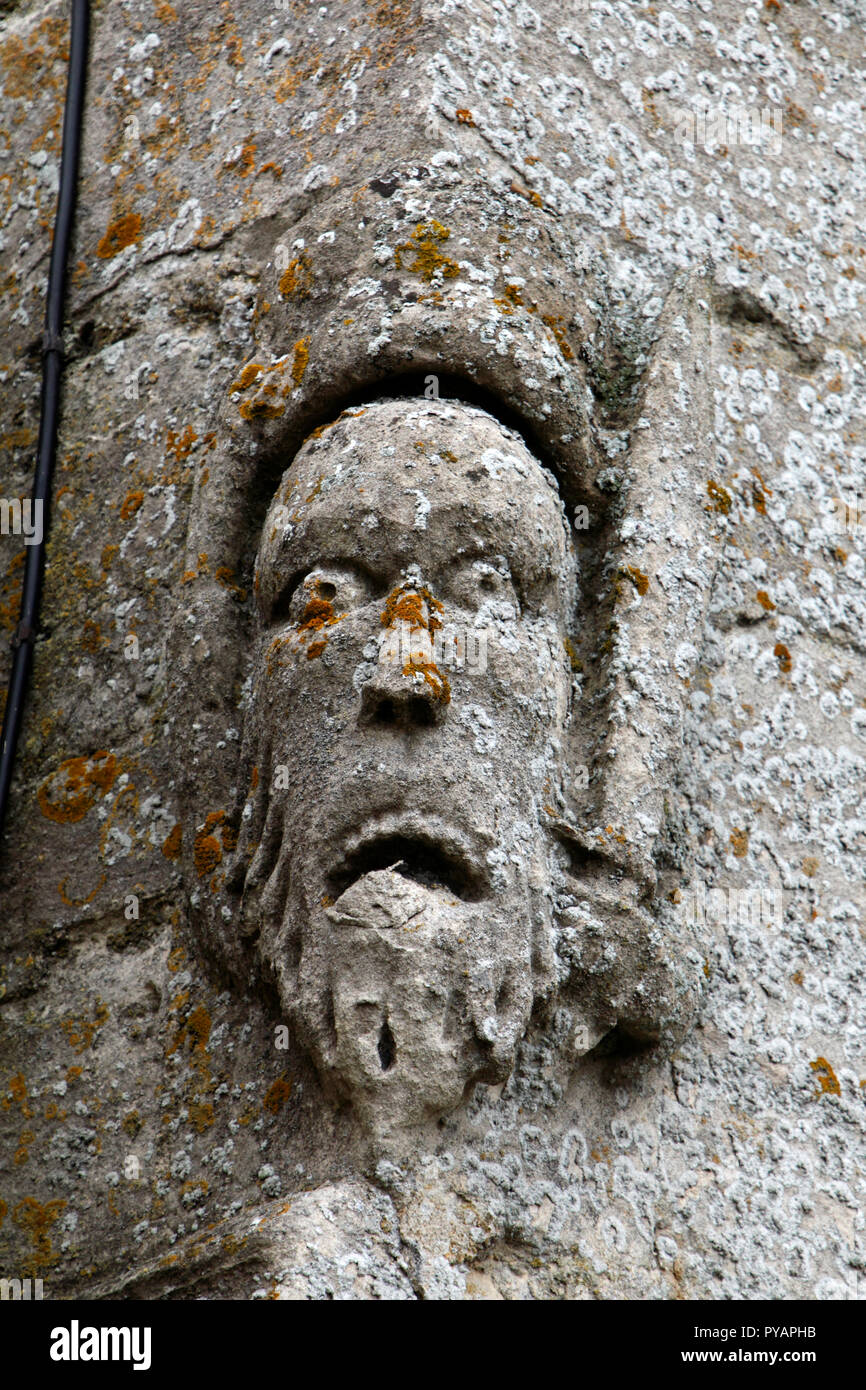 Steinmetze Kunstwerk auf der Außenseite des Hl. Laurentius Kirche, Shelley's Schließen, Lechlade-on-Thames, Gloucestershire. UK. Stockfoto