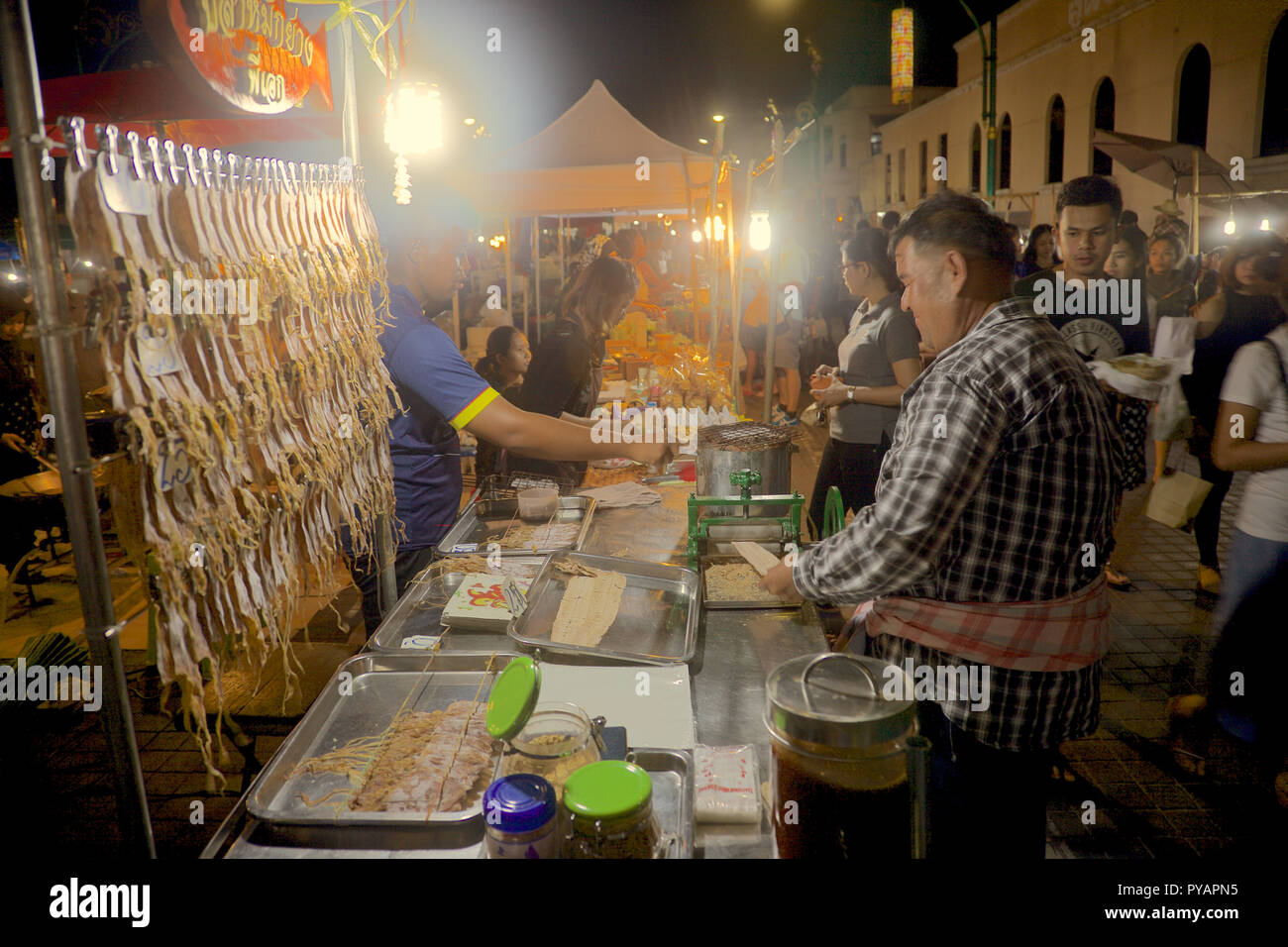 Ein in einem thailändischen Markt verkaufen Chemische squid ausgeht, Nakhon Si Thammarat, Thailand Stockfoto