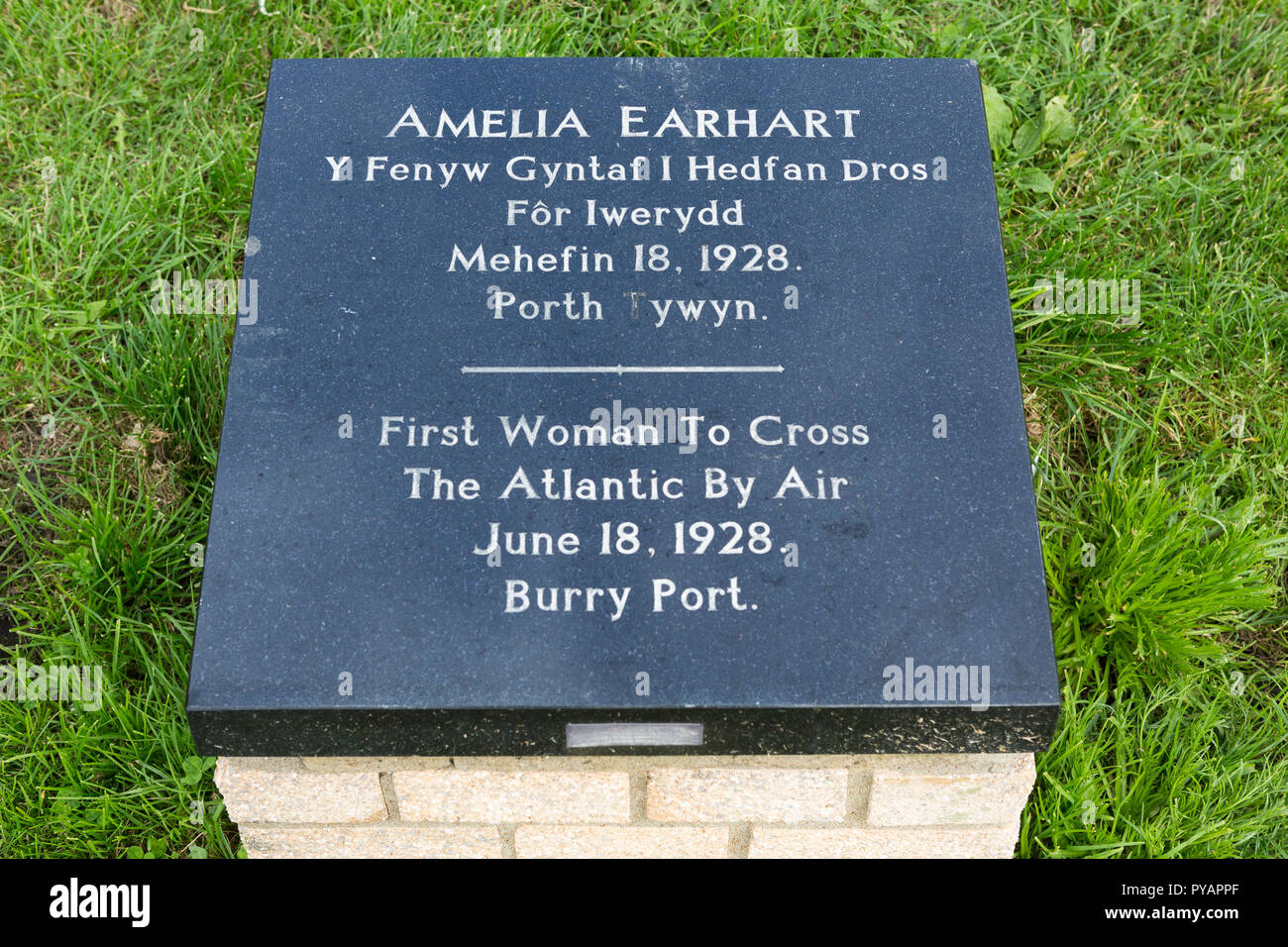 Denkmal am Burry Port, Carmarthenshire, Wales zu Amelia Earhart, die erste Frau, die über den Atlantik zu fliegen, 1928 Stockfoto