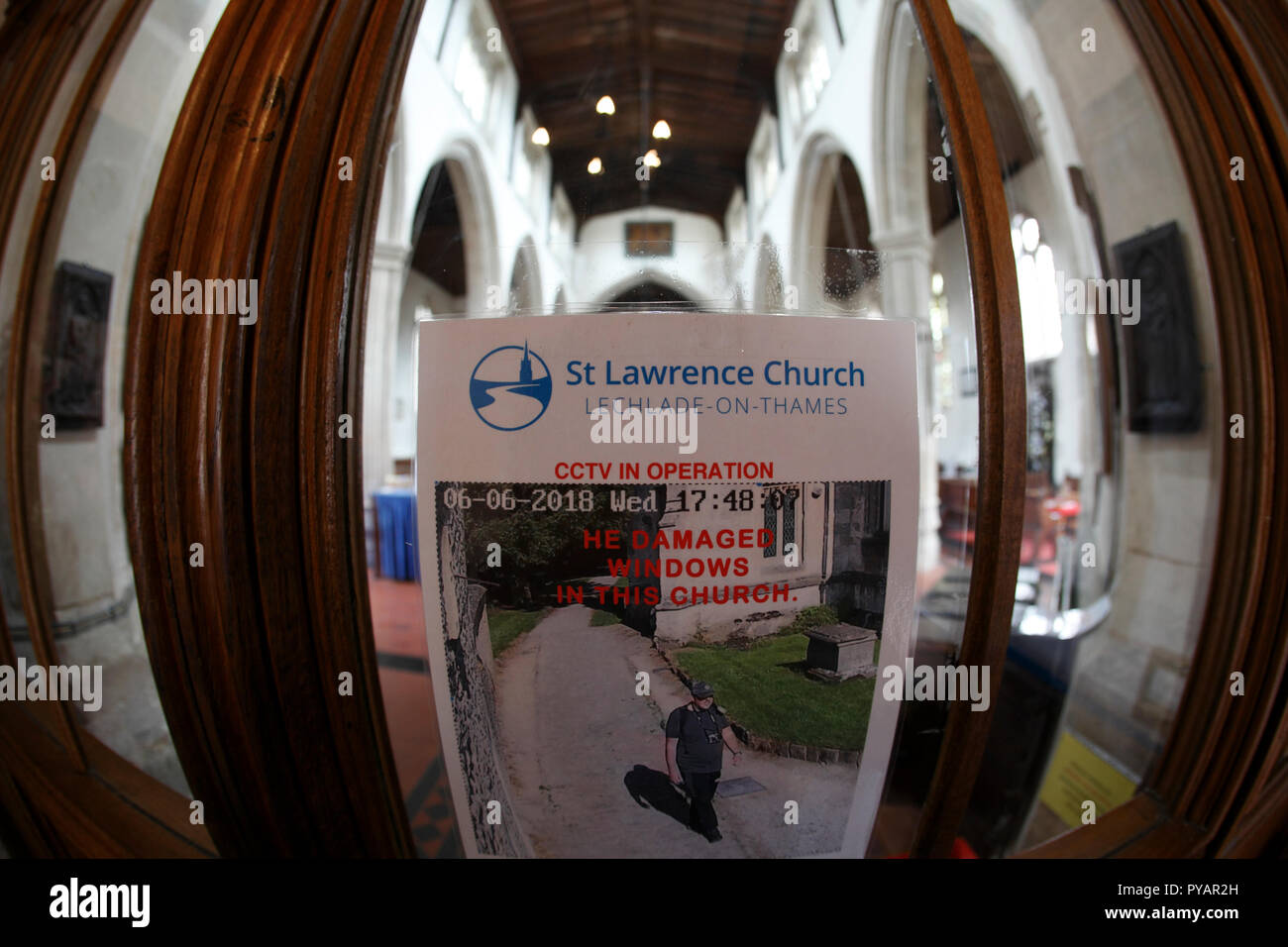 CCTV-vandal Bekanntmachung in der St. Laurentius Kirche, Shelley's Schließen, Lechlade-on-Thames, Gloucestershire. UK. Stockfoto