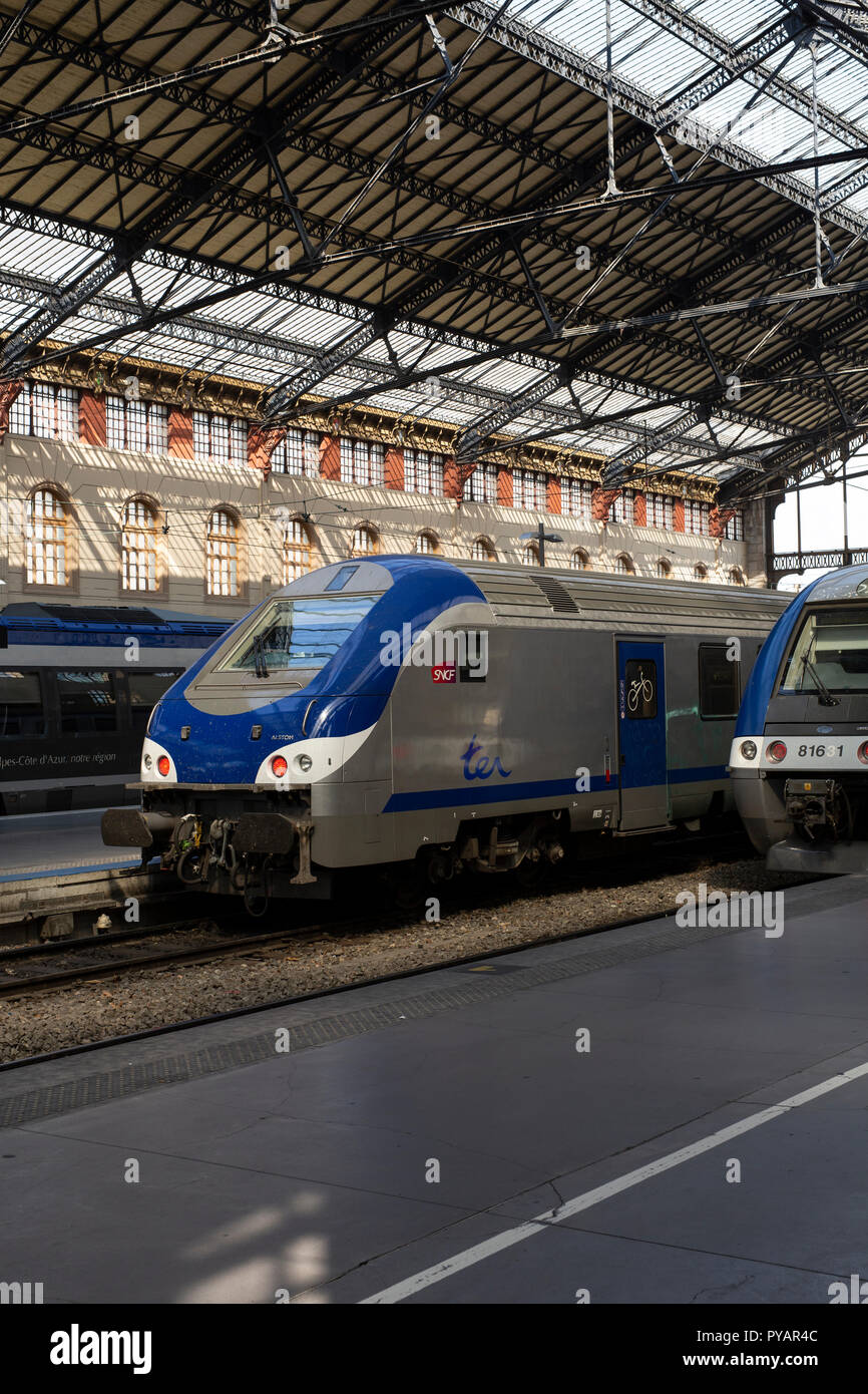 Züge am Gare de Marseille-Saint-Charles, Marseille, Frankreich. Stockfoto