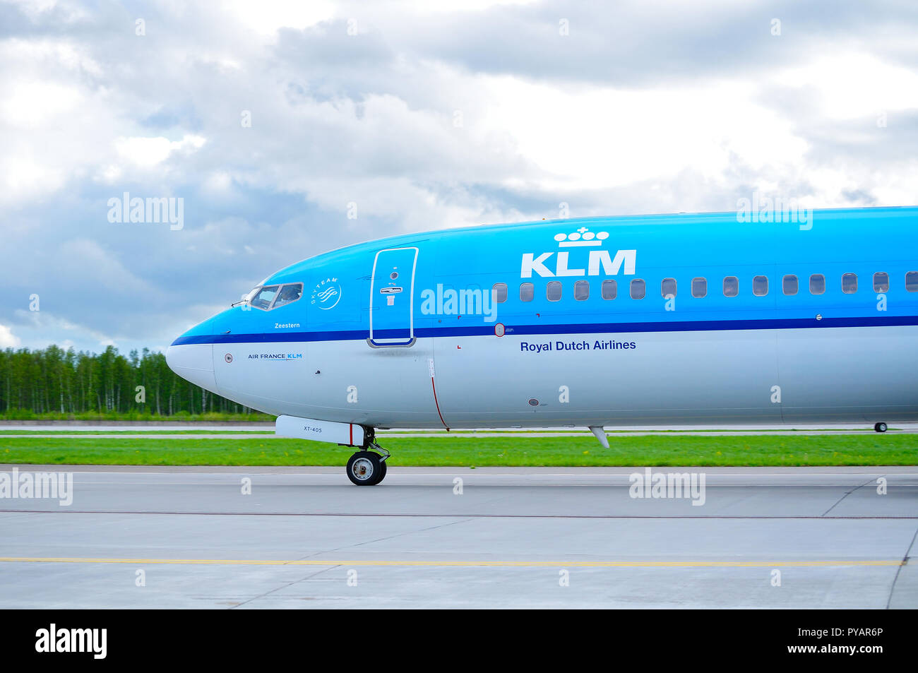Sankt Petersburg, Russland - Mai 11,2016. KLM Royal Dutch Airlines Boeing 737 Next Gen Flugzeug - Registriernummer PH-BXT. Flugzeug Reiten auf der runw Stockfoto