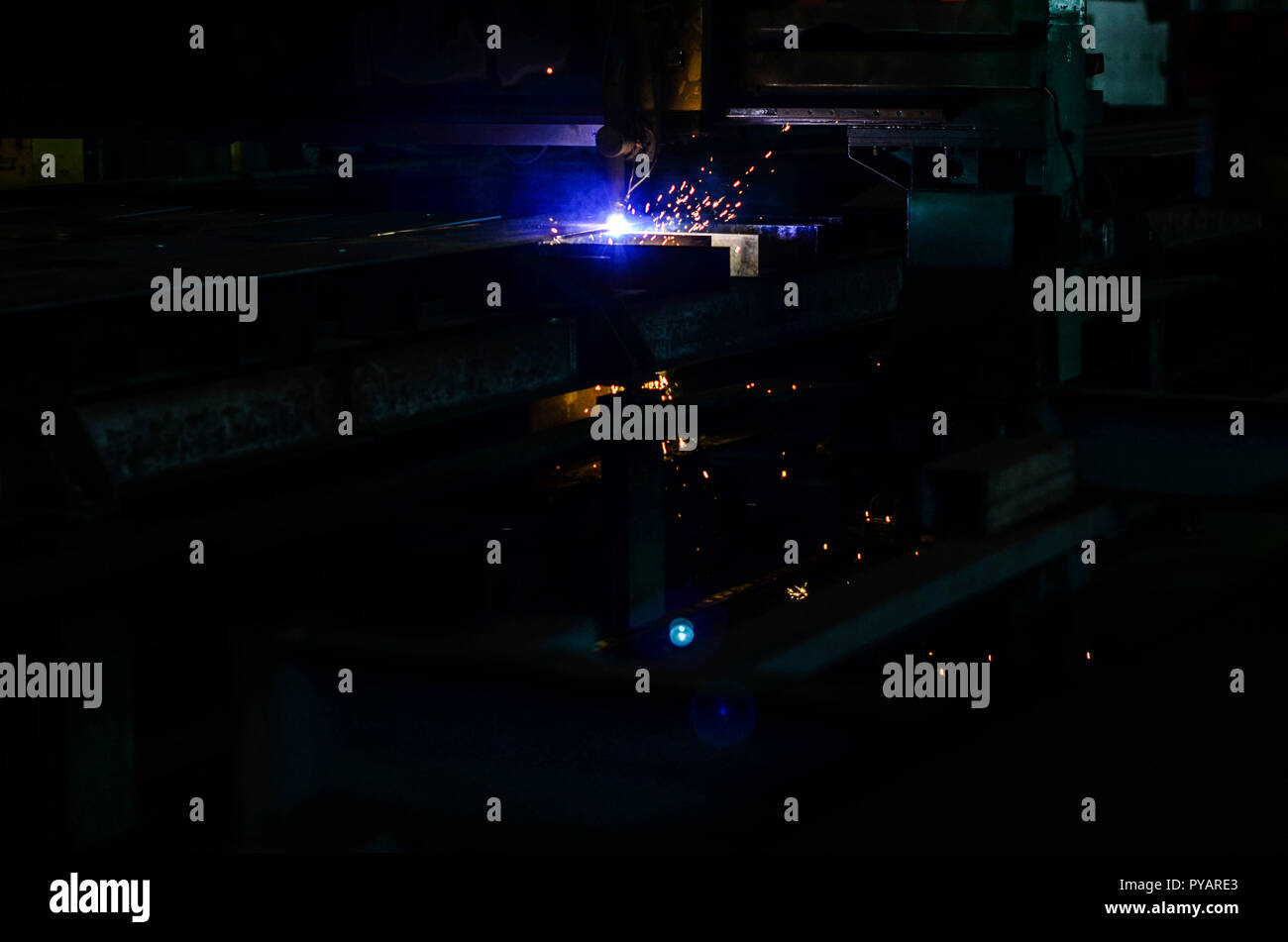 Arbeiter Schneiden von Stahl Rohr mit Metall Taschenlampe und Straßenrand Zaun installieren. Plasmaschneiden. Laser Equipment Management und Anlagenbau Metall struc Stockfoto