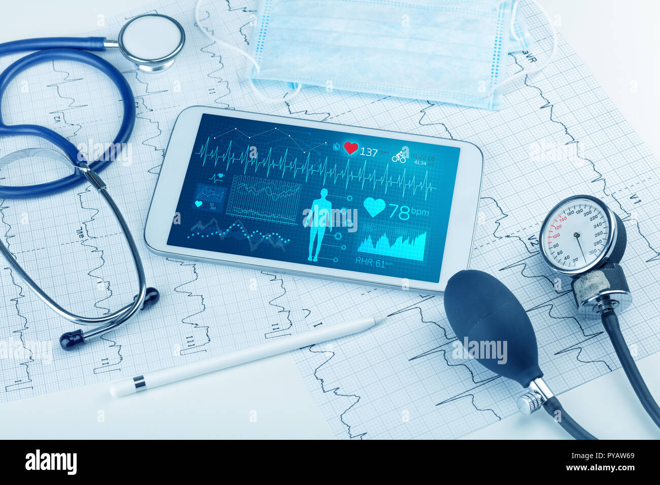 Live medizinische Vorsorgeuntersuchungen mit medizinischen Anwendung auf Tablet Stockfoto