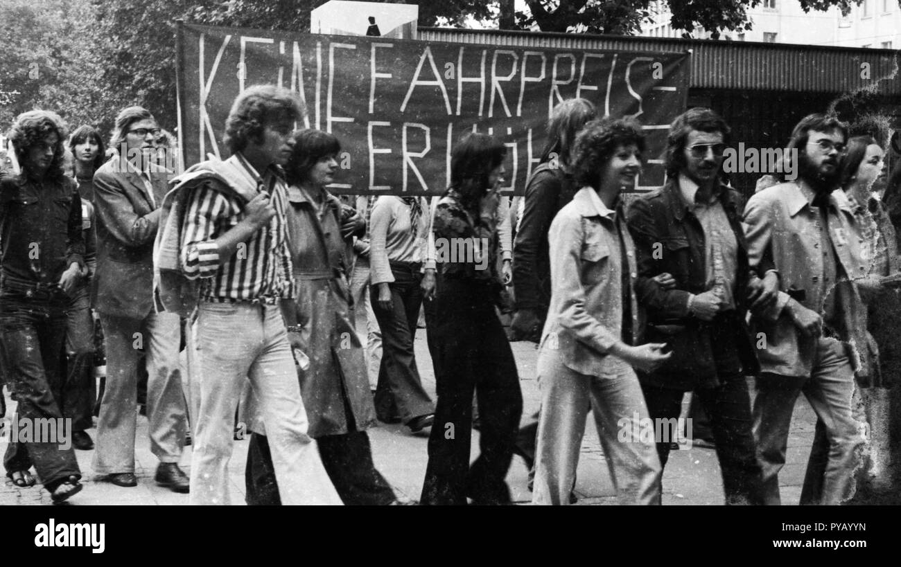 Demonstration der 'Kommunistischen Bund Westdeutschland" (KBW) gegen ticket  Preiserhöhungen am 28. August 1975 in Köln. Der KBW gab es eine kleine  Party von 1972 bis 1985. | Verwendung weltweit Stockfotografie - Alamy