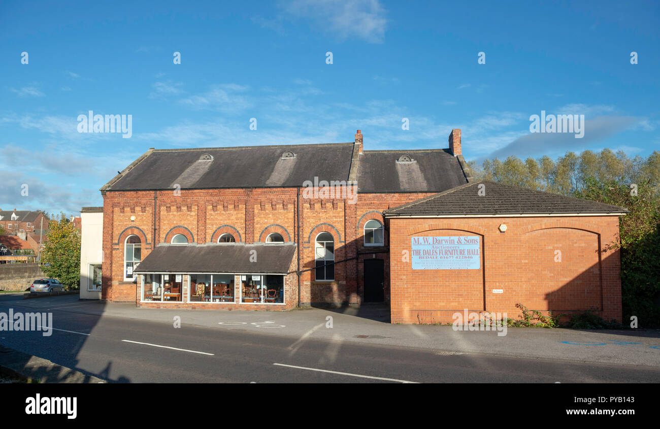 Außenansicht von Darwins Möbel Hall, einem lokalen Auktion Zimmer in Bedale, North Yorkshire Stockfoto