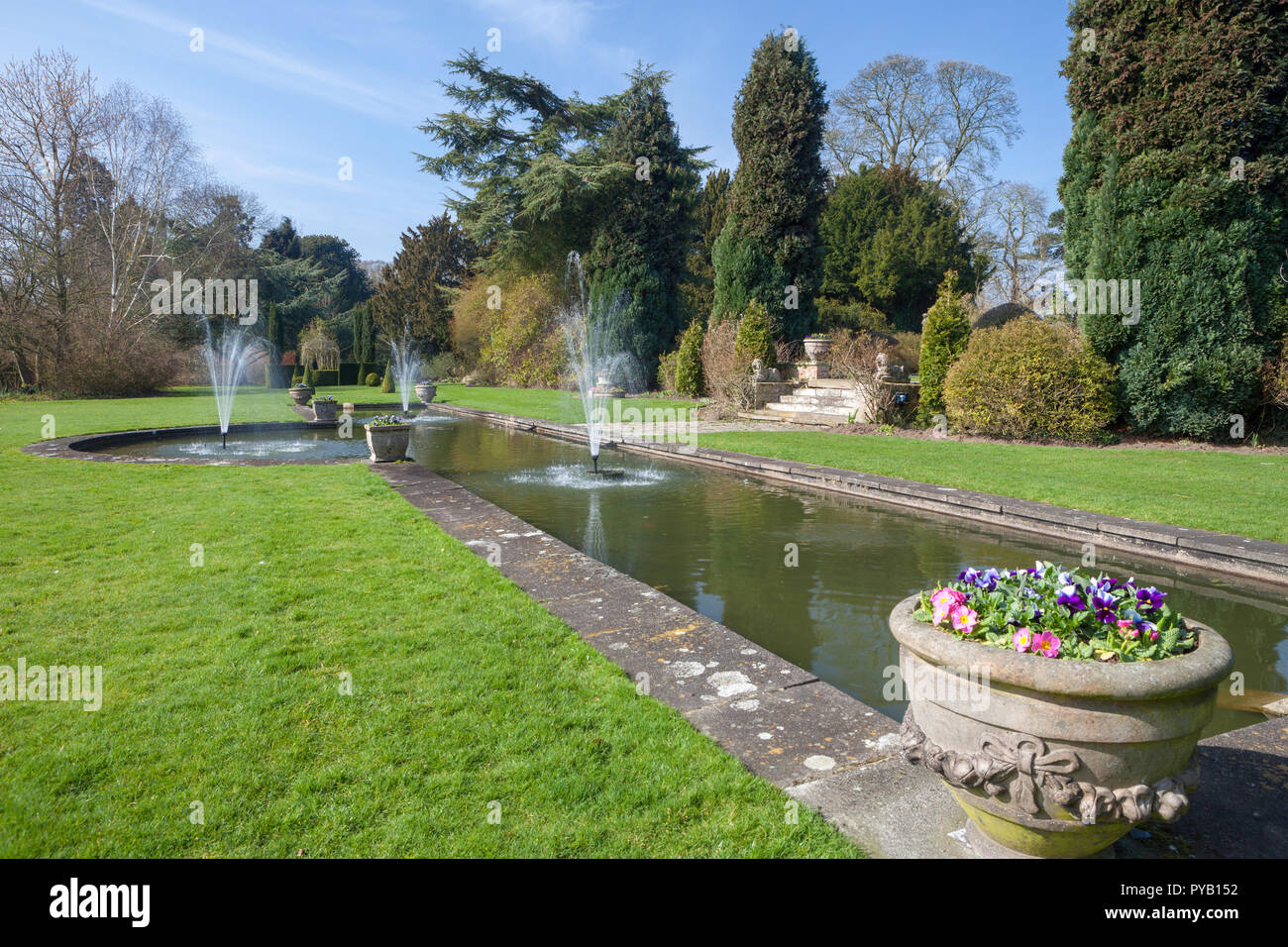 Brunnen in der preisgekrönten Gärten von Sutton Park in Sutton auf den Wald, North Yorkshire Stockfoto