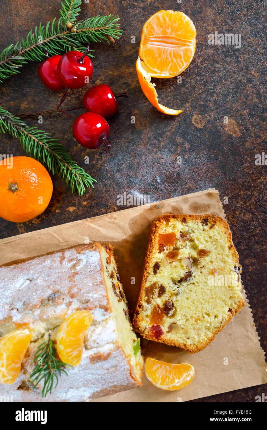 Christmas Cake mit Nüssen, getrockneten Früchten, Mandarinen. Traditionelle festliche Gebäck. Die Ansicht von oben Stockfoto