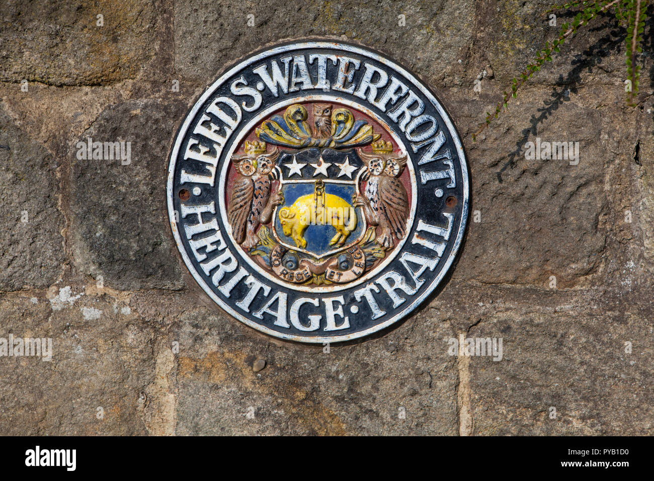 Leeds waterfront Heritage Trail Plakette in Kirkstall Stockfoto