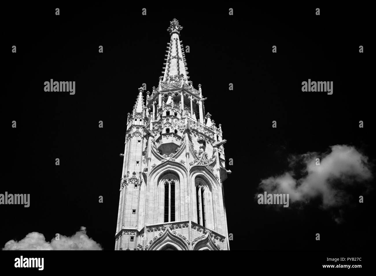 Budapest, die Hauptstadt Ungarns, ist durch die Donau halbiert. Die aus dem 19. Jahrhundert Chain Bridge verbindet das hügelige Buda Bezirk mit flachen Pest. Stockfoto