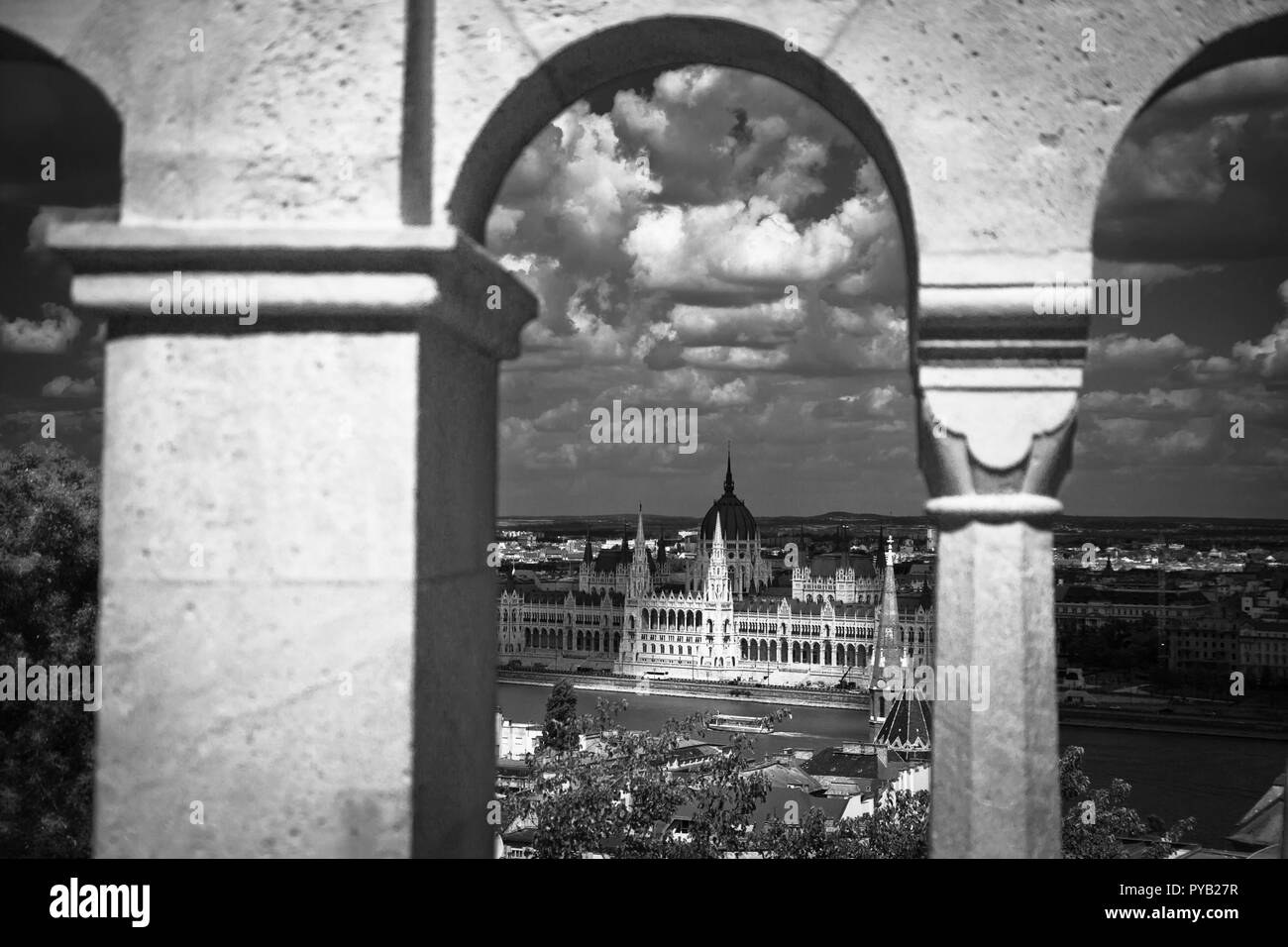 Budapest, die Hauptstadt Ungarns, ist durch die Donau halbiert. Die aus dem 19. Jahrhundert Chain Bridge verbindet das hügelige Buda Bezirk mit flachen Pest. Stockfoto