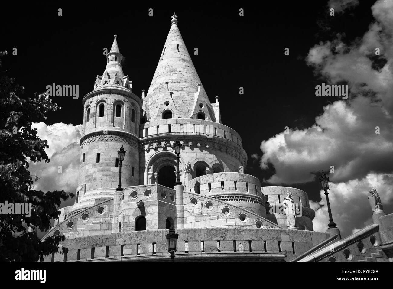 Budapest, die Hauptstadt Ungarns, ist durch die Donau halbiert. Die aus dem 19. Jahrhundert Chain Bridge verbindet das hügelige Buda Bezirk mit flachen Pest. Stockfoto