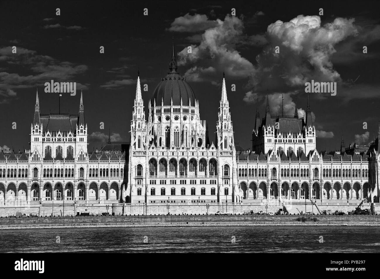 Budapest, die Hauptstadt Ungarns, ist durch die Donau halbiert. Die aus dem 19. Jahrhundert Chain Bridge verbindet das hügelige Buda Bezirk mit flachen Pest. Stockfoto