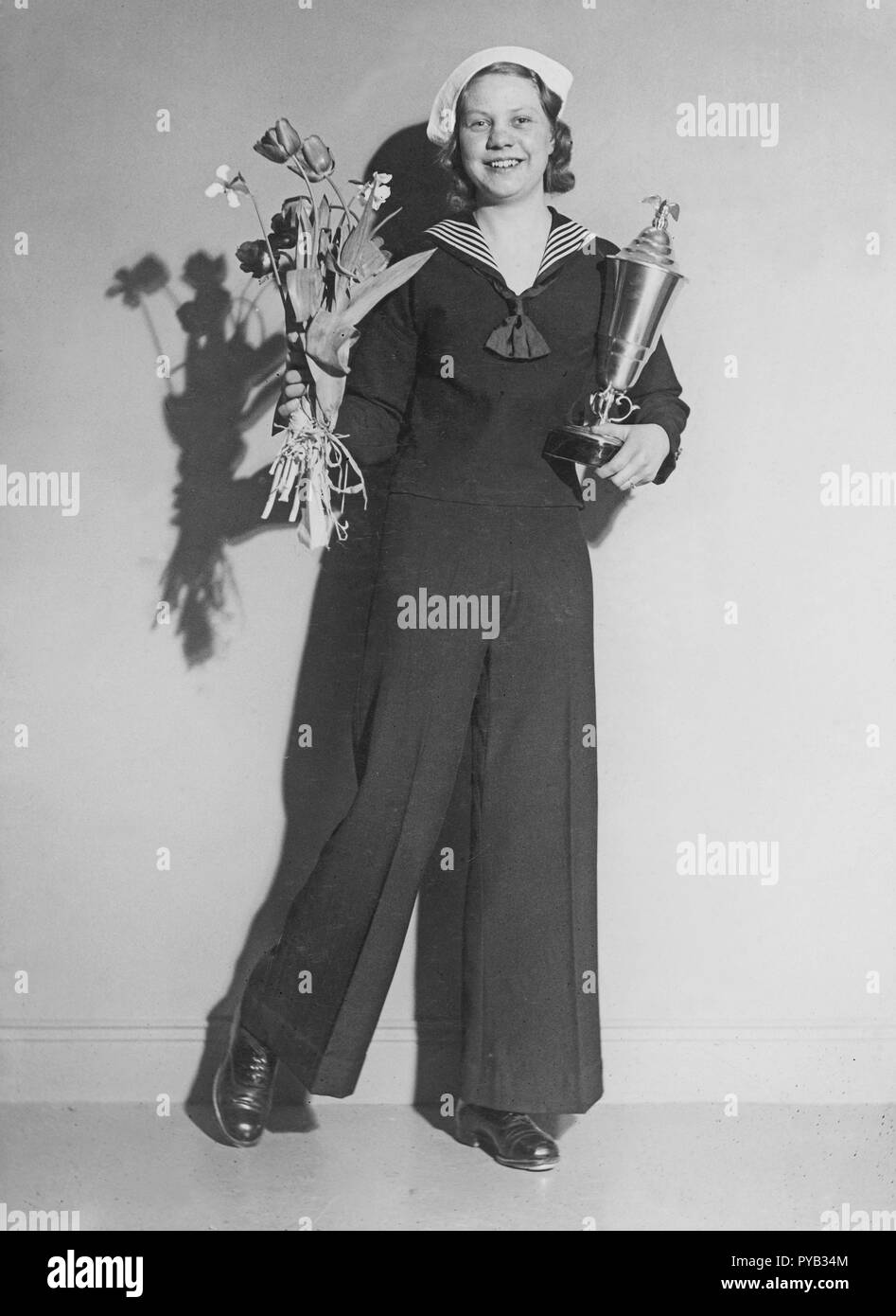 Frauen in mens Kleidung. 16-jähriger Tänzer Sonja Sundgren gewinnt die Schwedischen Meisterschaften in Stepptanz. Sie ist in einem Matrosen Anzug mit gestreiftem Kragen und eine weite Hose und einem passendem Hut gekleidet. Schweden 1930 Stockfoto