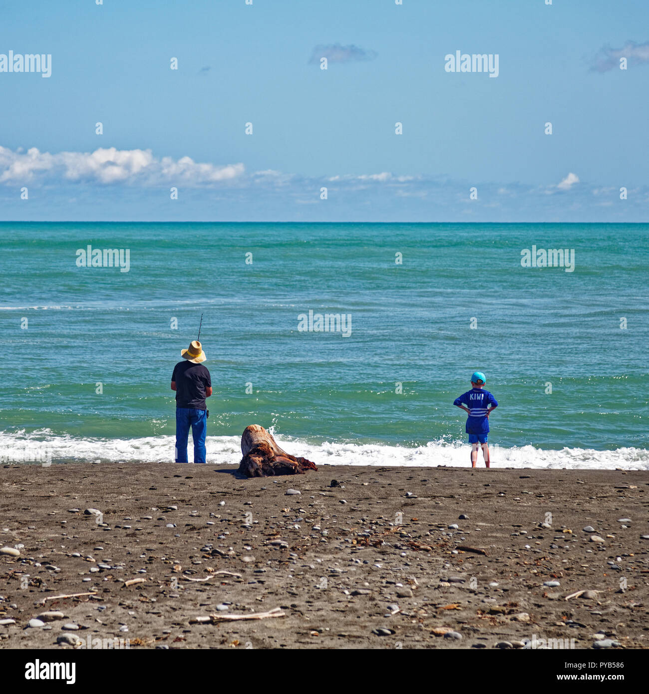Angeln mit Opa an einem sonnigen Tag an der Westküste, Neuseeland Stockfoto