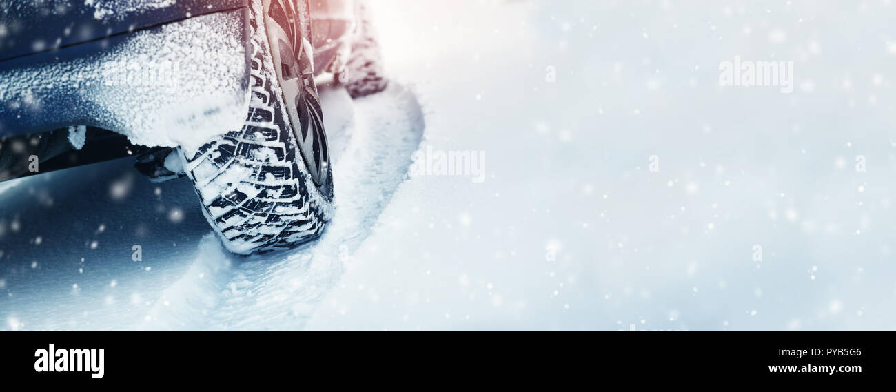 Auto Reifen auf im Straßenverkehr im Winter mit Schnee bedeckt Stockfoto