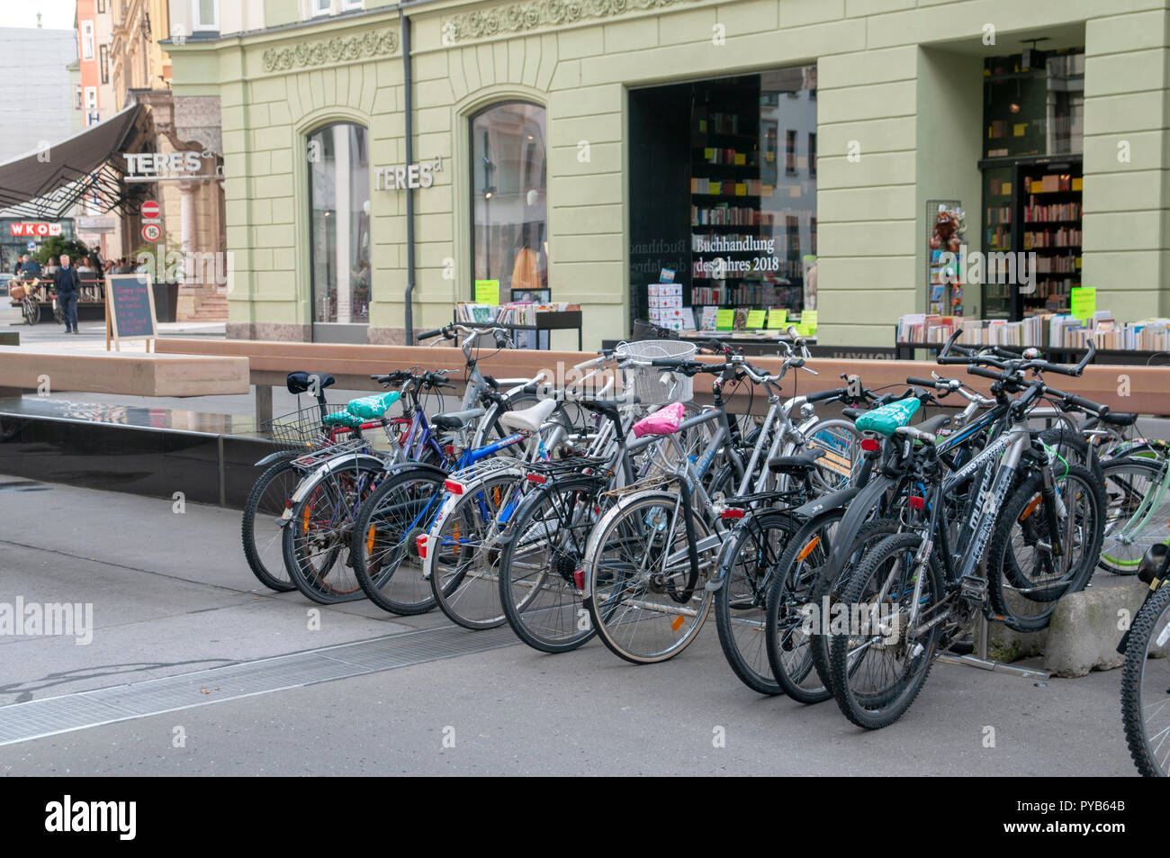 Abgestellte Fahrräder in Innsbruck, Österreich Stockfoto