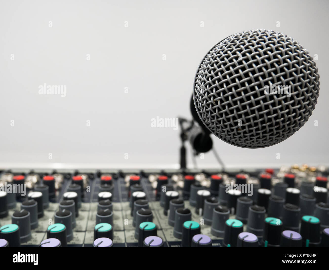 Audio Musik Mixer und Mikrofon in Studio close up Stockfoto