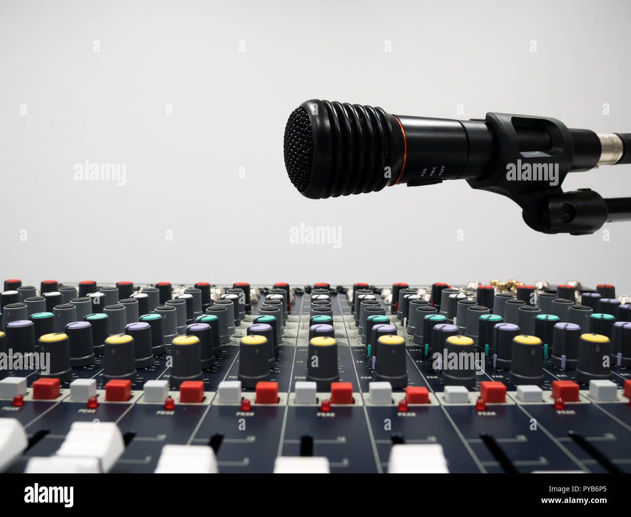 Studio Mikrofon über Mischpult Nahaufnahme Stockfoto